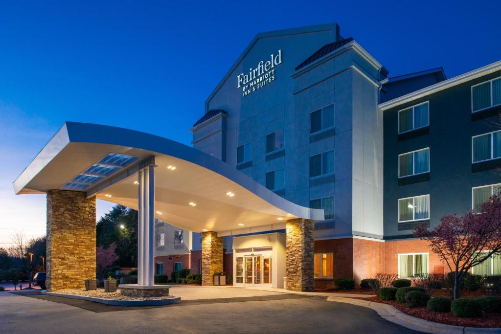 Fairfield Inn & Suites Greensboro Wendover Main image 1